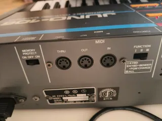 Roland Juno-106 Sintetizador