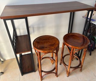 Mesa barra y 2 taburetes madera