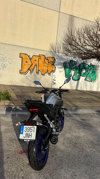 Yamaha MT-125 Naked Gris y Azul
