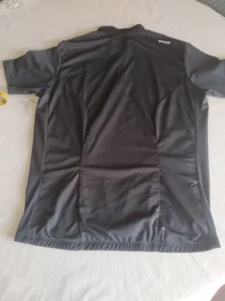 Maillot Btwin Talla XL Negro con un par de puestas