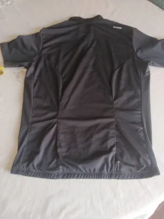Maillot Btwin Talla XL Negro con un par de puestas