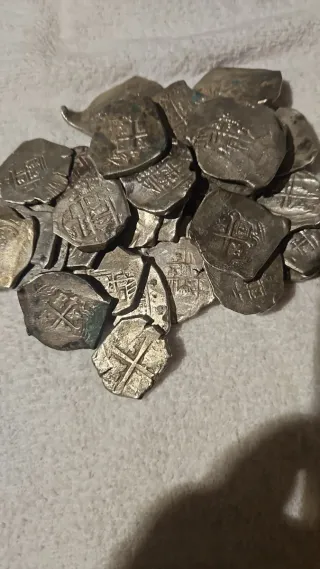 Lote 32 macuquinas de 8 reales Escucho oferta