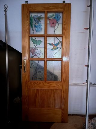 Puerta madera con cristales decorados