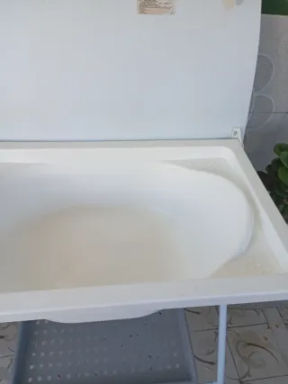 Cambiador de bebé con bañera