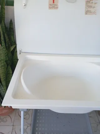 Cambiador de bebé con bañera