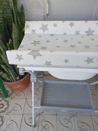 Cambiador de bebé con bañera