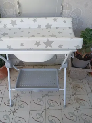 Cambiador de bebé con bañera