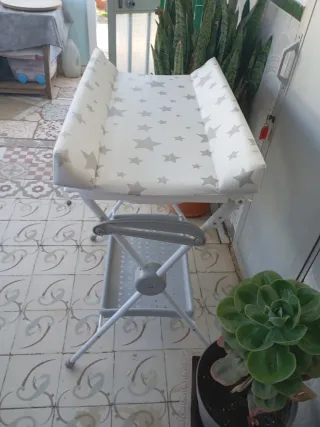 Cambiador de bebé con bañera