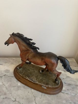 Figura de caballo en movimiento