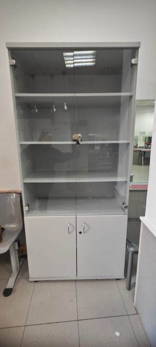 Vitrina expositora con puertas de cristal