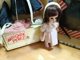 Muñequita antigua  Pérez con ropita baúl almario