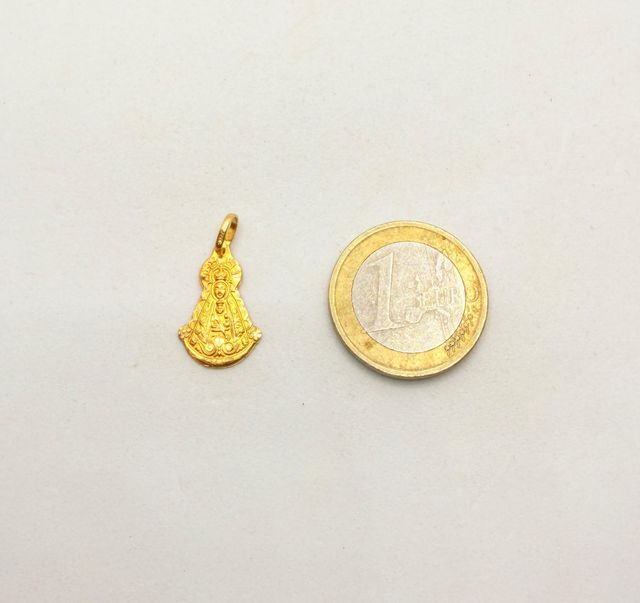 Colgante Virgen de oro de 18k, 1.31 g.