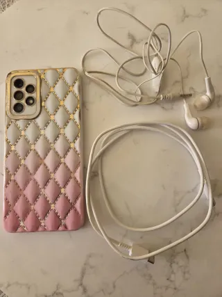 Móvil negro con auriculares y cargador