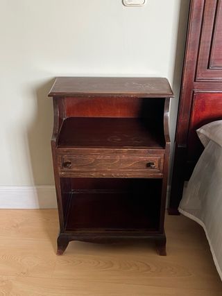 Mesitas de noche de madera. Sin dos