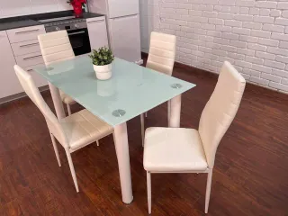 Mesa de Comedor Moderna + 4 Sillas