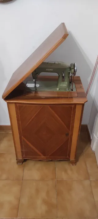 Máquina de coser Sigma con mueble
