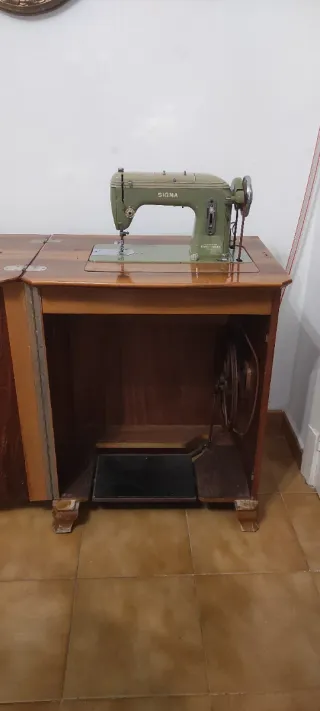 Máquina de coser Sigma con mueble