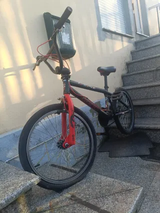 Bici Trial Nera e Rossa