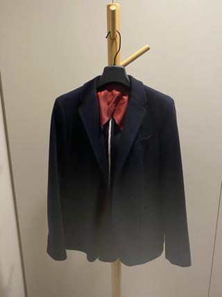 Chaqueta americana azul marino de niño.