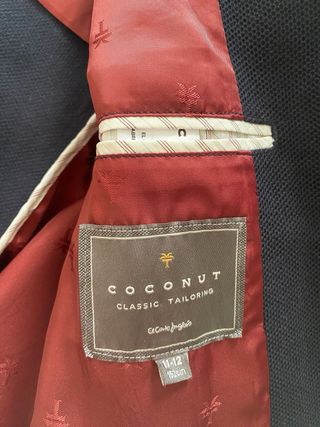 Chaqueta americana azul marino de niño.