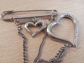 Spilla a forma di cuore con strass