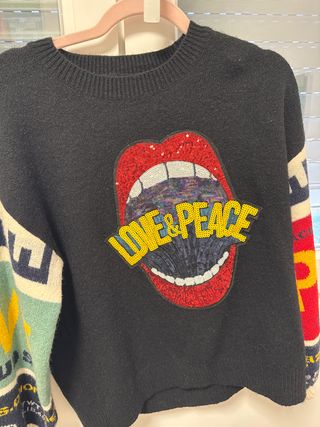 Jersey Negro con Estampado Boca y Lentejuelas