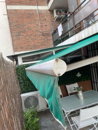 Toldo de terraza verde y blanco