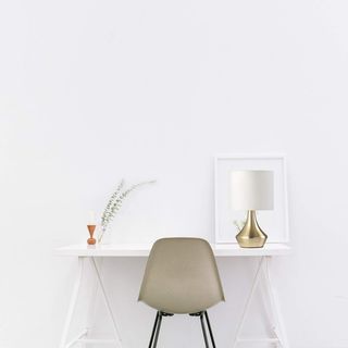 ONLI Lámpara de mesa dorada de metal satinado y pa