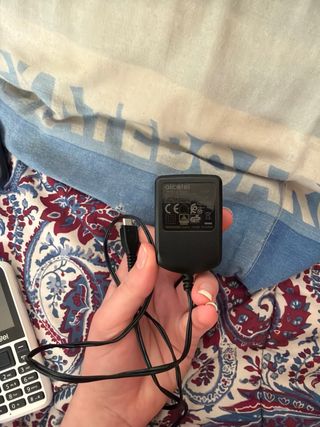 Alcatel blanco con cable, manchado