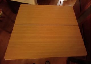 Mesa de madera con cajón