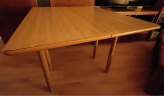 Mesa de madera con cajón