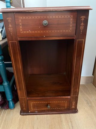 Mesa auxiliar de madera con cajón