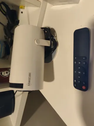 Proyector Portátil Blanco y Negro