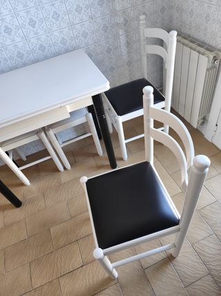 Mesa de cocina blanca y negra con 4 sillas