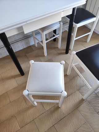 Mesa de cocina blanca y negra con 4 sillas