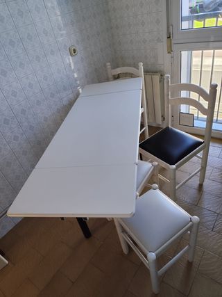 Mesa de cocina blanca y negra con 4 sillas