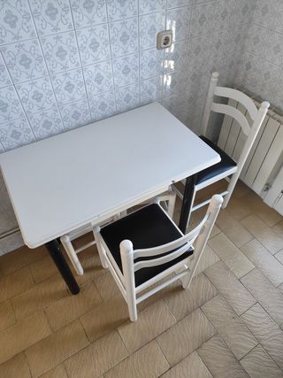 Mesa de cocina blanca y negra con 4 sillas