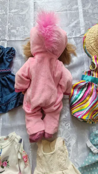 Muñeca con ropa y accesorios