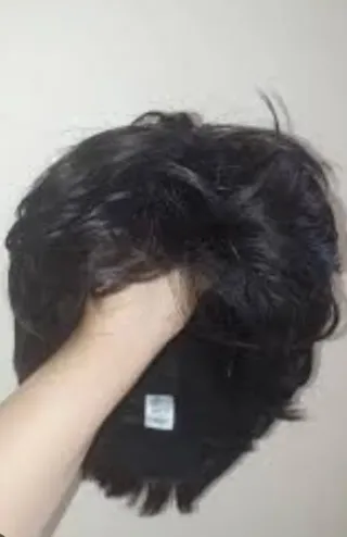 Peluca natural cabello corto negra con ondas.