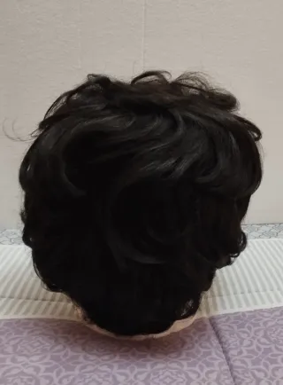 Peluca natural cabello corto negra con ondas.