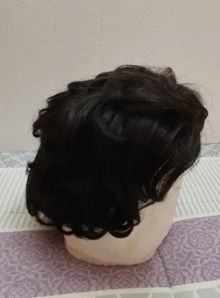 Peluca natural cabello corto negra con ondas.