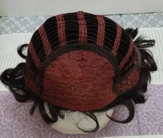 Peluca natural cabello corto negra con ondas.