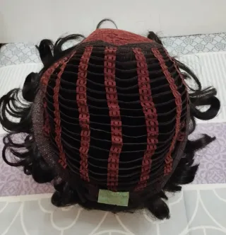 Peluca natural cabello corto negra con ondas.