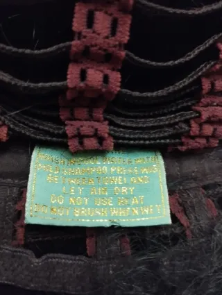 Peluca natural cabello corto negra con ondas.