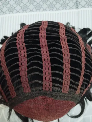 Peluca natural cabello corto negra con ondas.