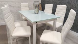 Mesa extensible + 6 sillas blancas