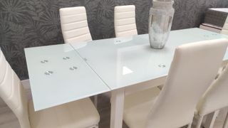 Mesa extensible + 6 sillas blancas