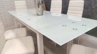 Mesa extensible + 6 sillas blancas