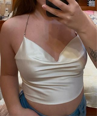 Top bianco con catena