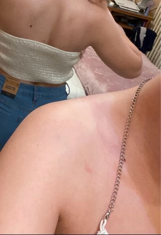 Top bianco con catena